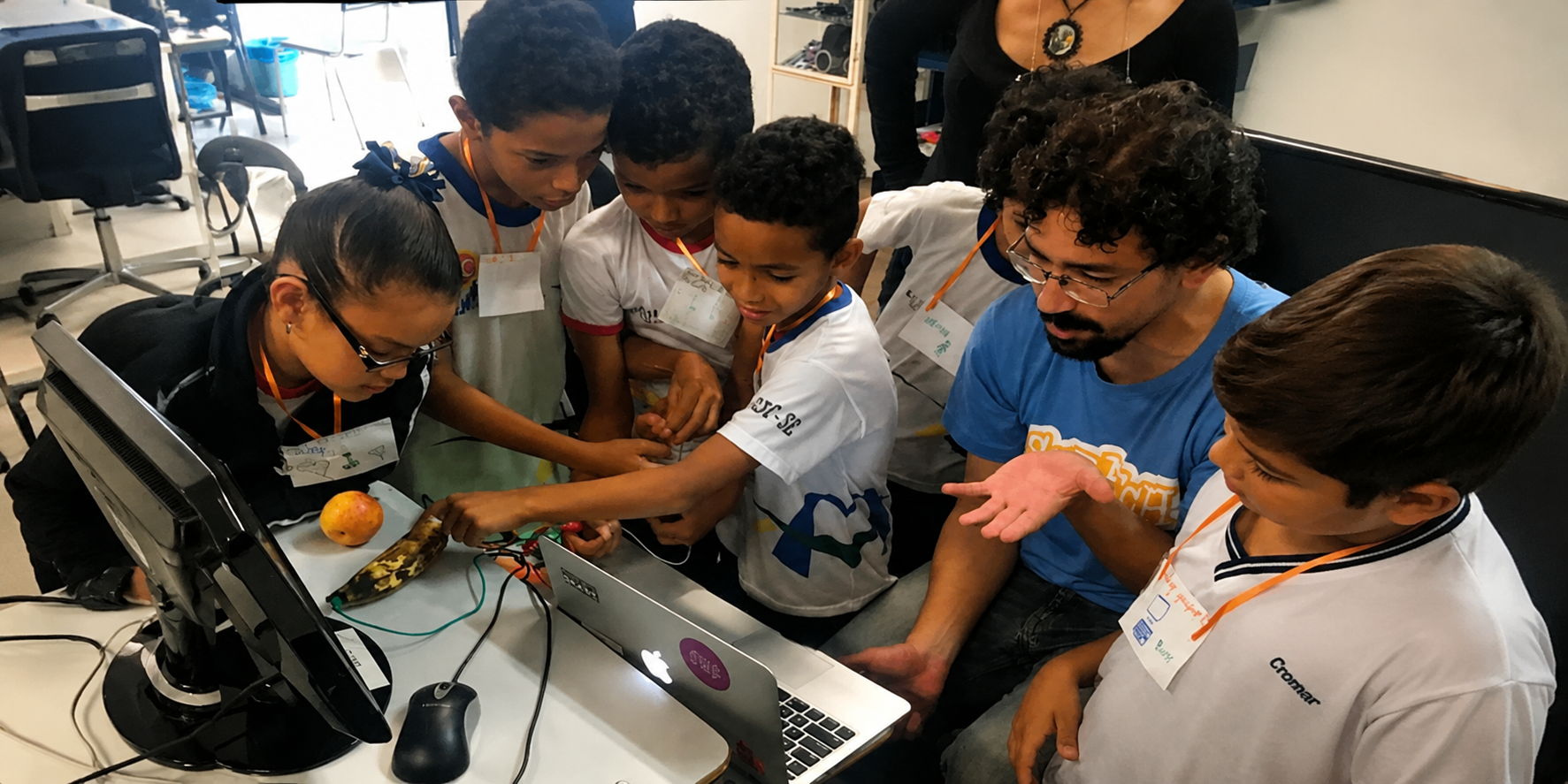 Luan em aula com crianças, educação maker