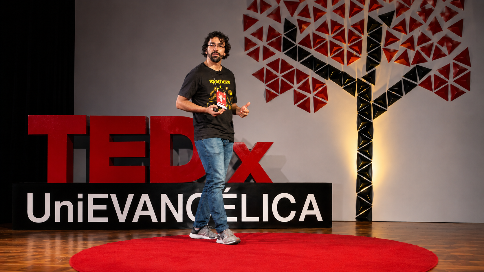 Luan palestrando no TEDx